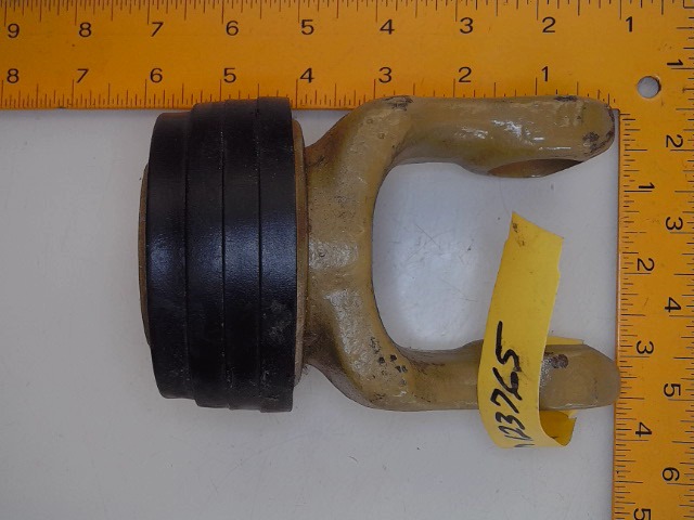 AM123765 JOHN DEERE 6spl Yoke