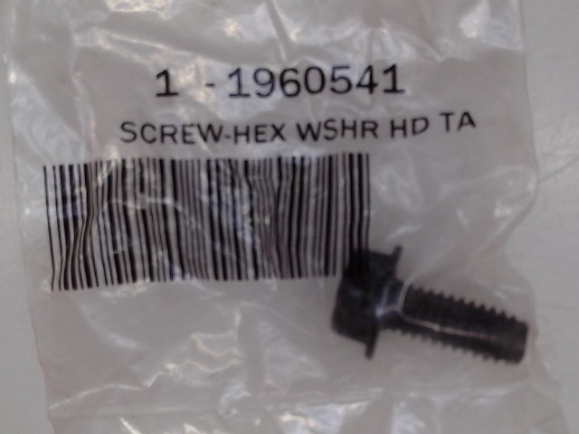 1960541 Screw for AGCO