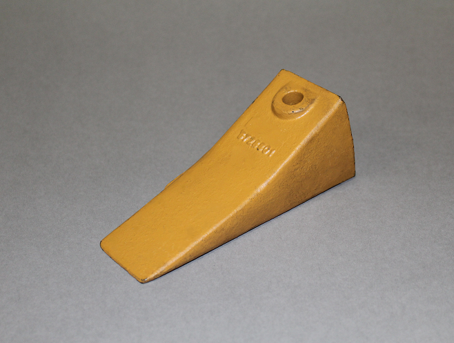 6728801 Bobcat Tooth